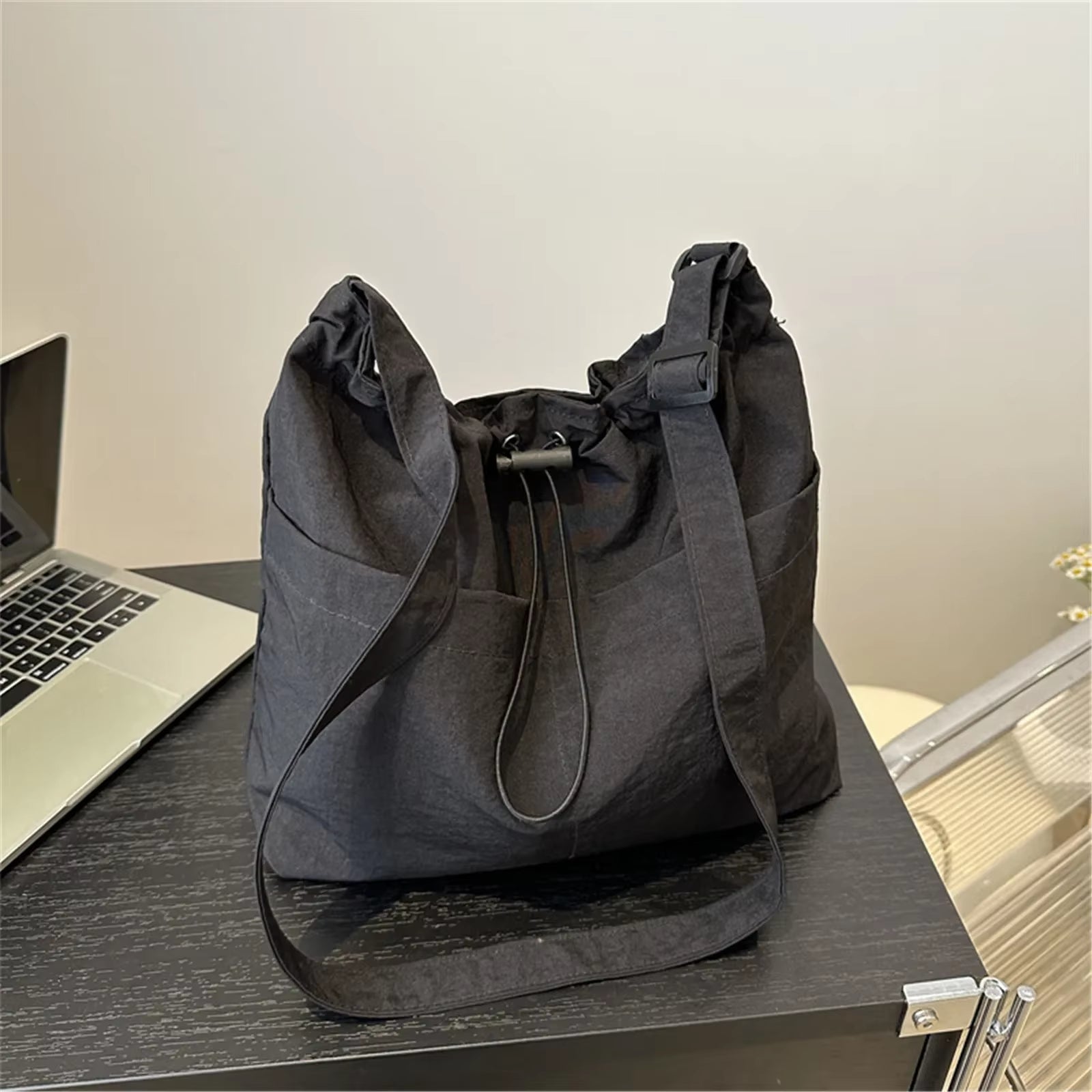 New Fashion Drawstring Shoulder Bag Travel Casual Nylon Tote Bag Large Capacity Basic Style Crossbody Bucket Bag for Women