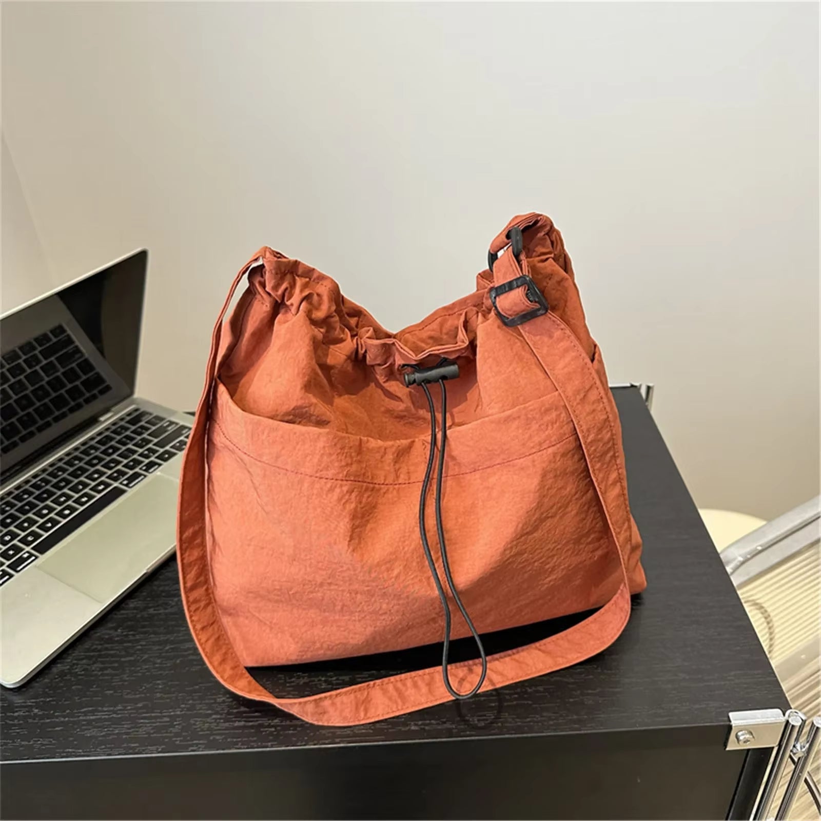 New Fashion Drawstring Shoulder Bag Travel Casual Nylon Tote Bag Large Capacity Basic Style Crossbody Bucket Bag for Women