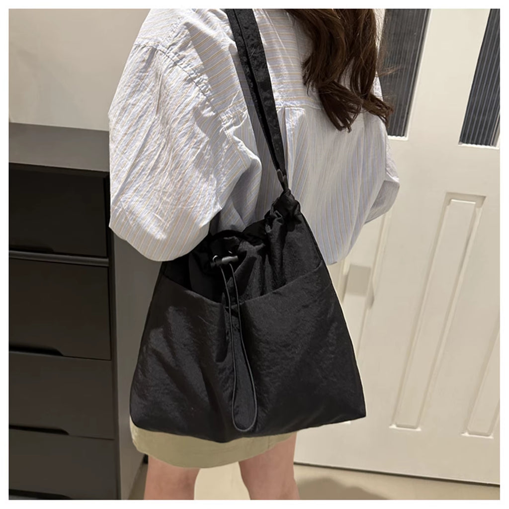 New Fashion Drawstring Shoulder Bag Travel Casual Nylon Tote Bag Large Capacity Basic Style Crossbody Bucket Bag for Women