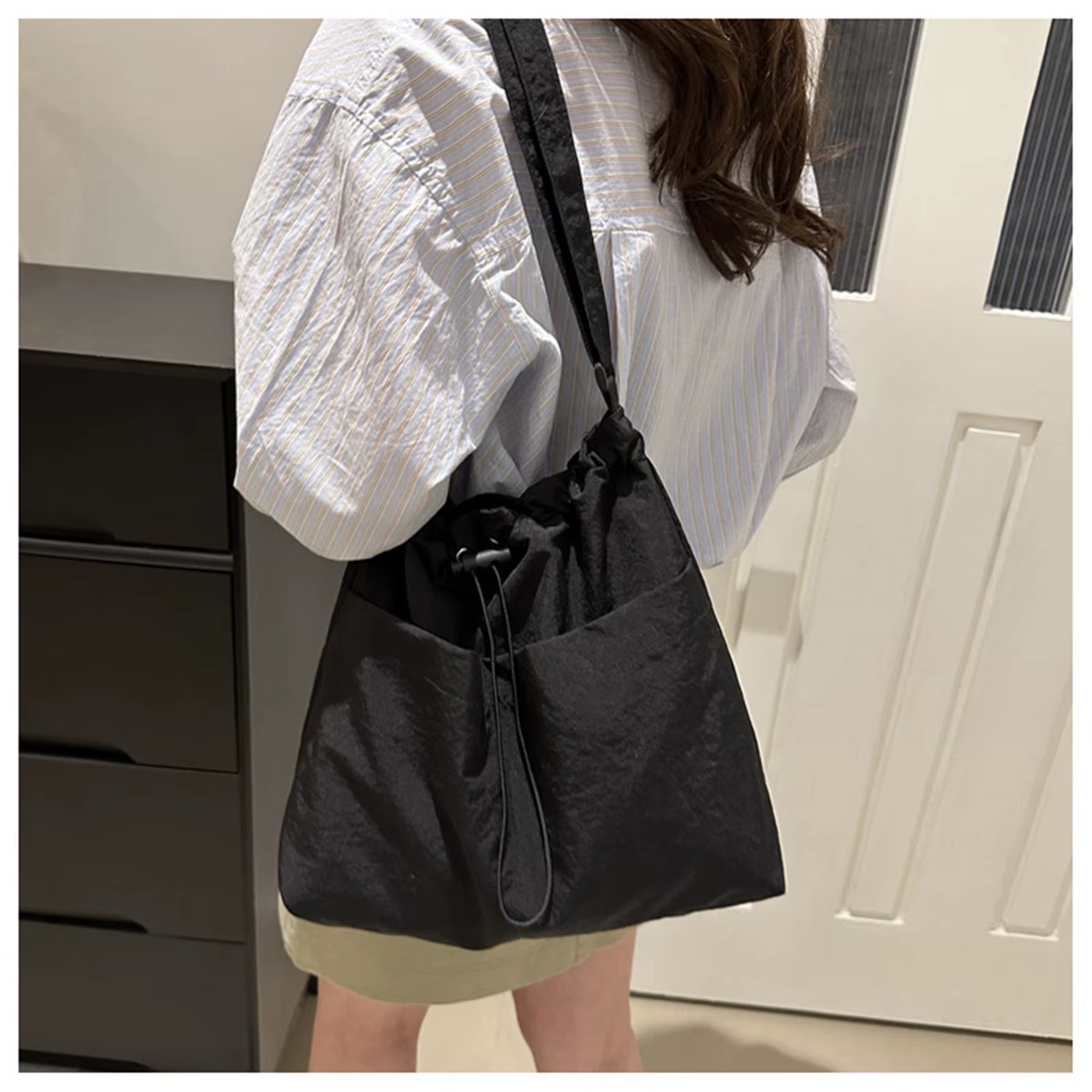 New Fashion Drawstring Shoulder Bag Travel Casual Nylon Tote Bag Large Capacity Basic Style Crossbody Bucket Bag for Women