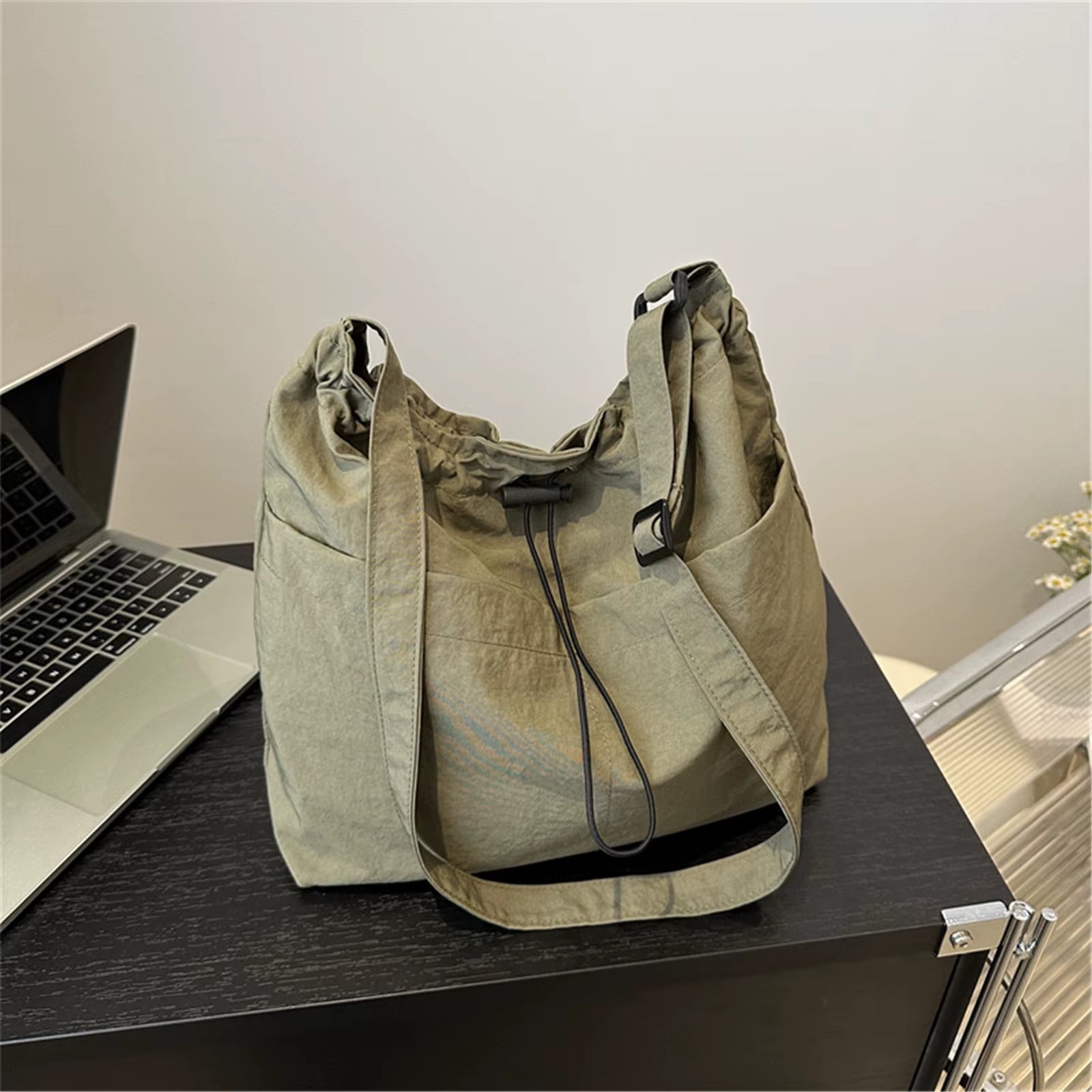 New Fashion Drawstring Shoulder Bag Travel Casual Nylon Tote Bag Large Capacity Basic Style Crossbody Bucket Bag for Women